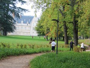 Des gens se baladent à l'automne dans le parc du VivierAgrandir l'image, .JPG 641,4 Ko (fenêtre modale)