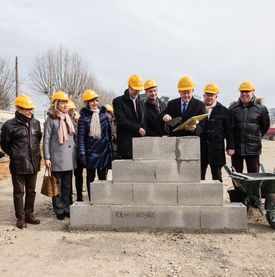Les élus posent la 1ère pierre du bâtiment le 28 février 2018. Agrandir l'image, .JPG 652 Ko (fenêtre modale)